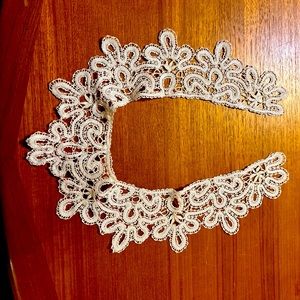 removable Claudine collar